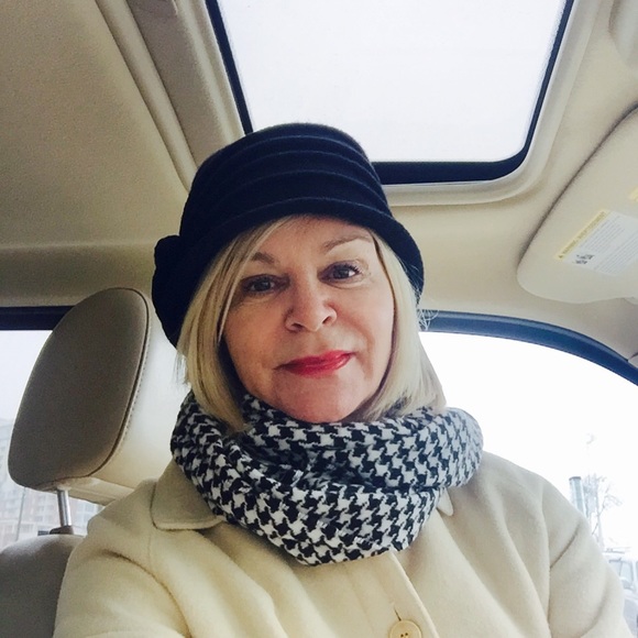 Meet your Posher, Kay - Picture 2 of 2